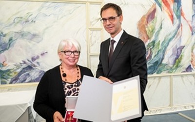 Verdienstzeichen des Landes für ehemalige Mitarbeiterin